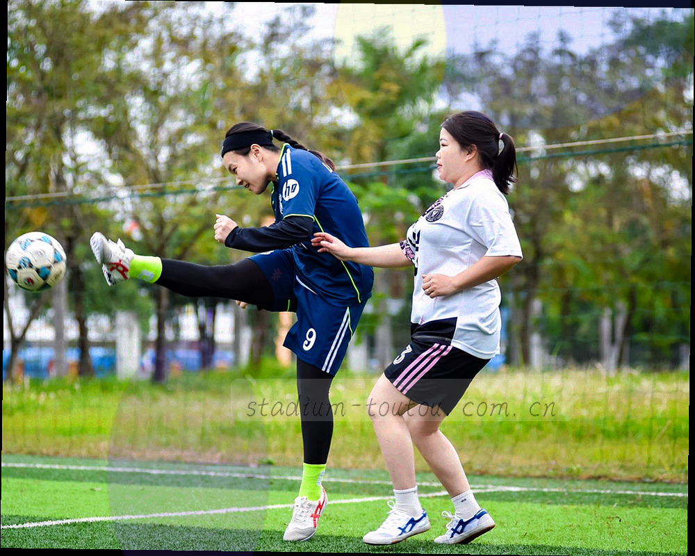 深色底上的抽象数据条形与环形图拼贴，关键数字用高亮黄标出